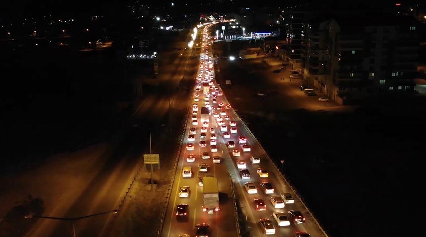 'Kilit kavşak' Kırıkkale'de araç kuyruğu 15 kilometreyi buldu