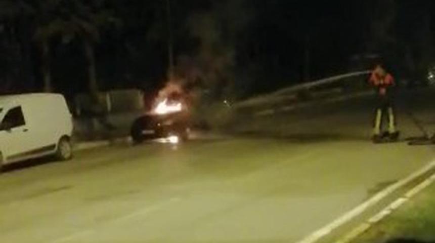 Park halindeki otomobil, benzin dökülerek kundaklandı