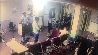 Polisin silahını aldı, hastaneyi birbirine kattı
