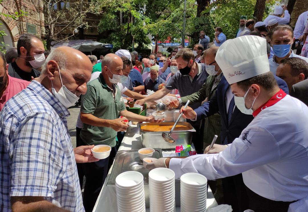 80 yıl ara verildi, tekrar başladı! Bursa'da 5 asırdır yılda bir defa pişen &ccedil;orbaya yoğun ilgi