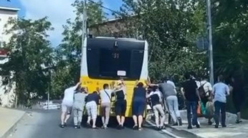 Sarıyer'de arızalanan İETT otobüsünü yolcular itti