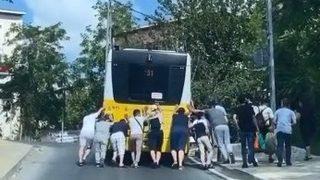 Sarıyer'de arızalanan İETT otobüsünü yolcular itti