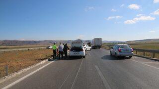 Sivas'ta iki otomobil çarpıştı: 3 yaralı