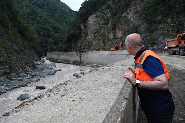Ulaştırma ve Altyapı Bakanı Karaismailoğlu, Artvin'de selin etkili olduğu alanları inceledi G1