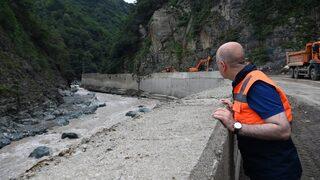 Ulaştırma ve Altyapı Bakanı Karaismailoğlu, Artvin'de selin etkili olduğu alanları inceledi