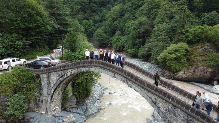 Ulaştırma ve Altyapı Bakanı Karaismailoğlu, Artvin'de selin etkili olduğu alanları inceledi G2