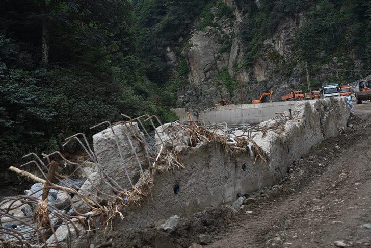 Ulaştırma ve Altyapı Bakanı Karaismailoğlu, Artvin'de selin etkili olduğu alanları inceledi G5