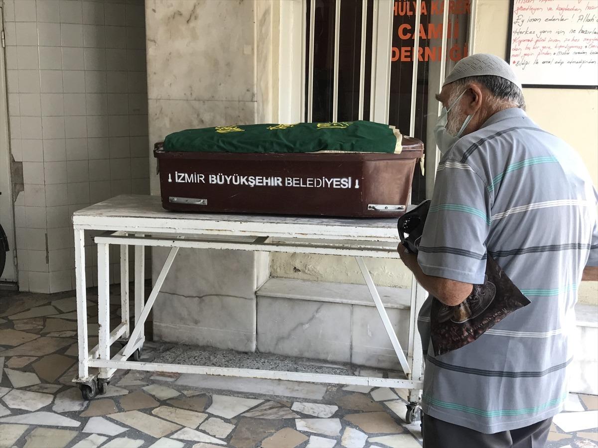 İzmir'de seyir halindeyken yanan kamyonette &ouml;len 6 yaşındaki &ccedil;ocuk toprağa verildi