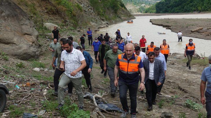 Ulaştırma ve Altyapı Bakanı Karaismailoğlu, Artvin'de selde kaybolan kişinin ailesini ziyaret etti G2