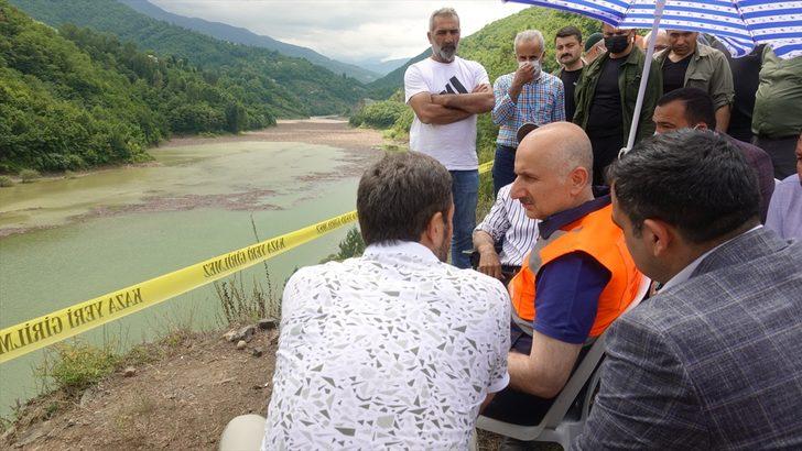 Ulaştırma ve Altyapı Bakanı Karaismailoğlu, Artvin'de selde kaybolan kişinin ailesini ziyaret etti G3