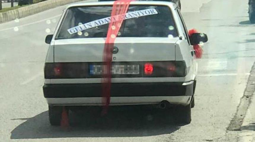 Aracının arka camına astığı yazıyla görenleri şaşkına çevirdi