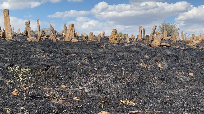 Köy mezarlığı alev alev yandı