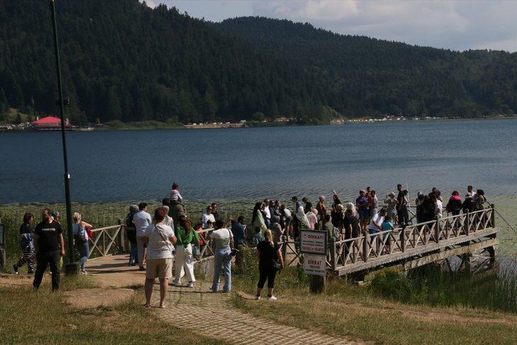 Abant Tabiat Parkı tatilcilerin akınına uğradı G4