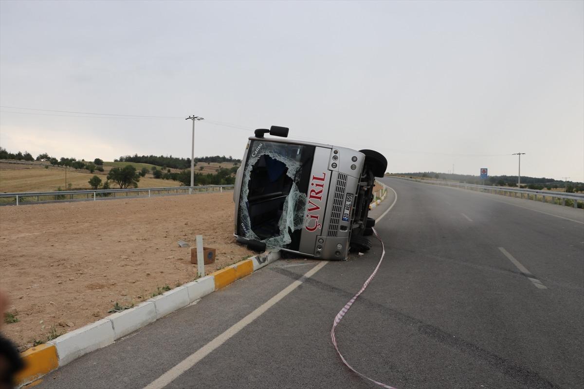 Denizli'de otomobil ile midib&uuml;s &ccedil;arpıştı: 5 yaralı