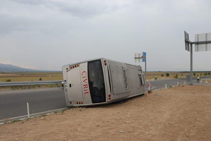 Denizli'de otomobil ile midibüs çarpıştı: 5 yaralı G3