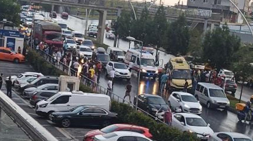 Gaziosmanpaşa'da freni boşalan kamyonet yolcu minibüsüne çarptı