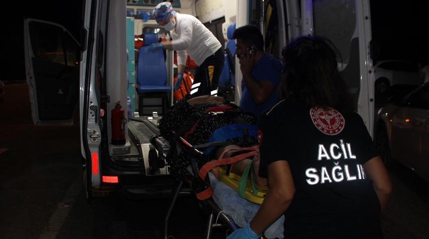 Antalya'da otomobil ile tur minib&uuml;s&uuml; &ccedil;arpıştı: 3 yaralı