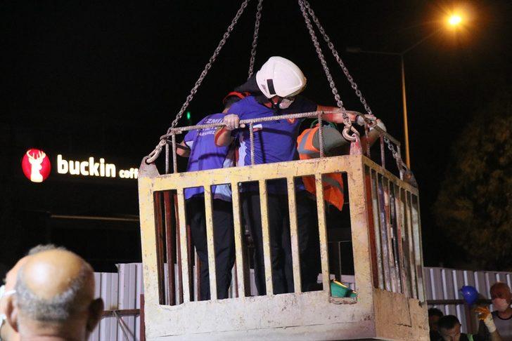 GÜNCELLEME - İzmir'de otomobil metro inşaatındaki 25 metrelik boşluğa düştü: 1 ölü, 1 yaralı G1