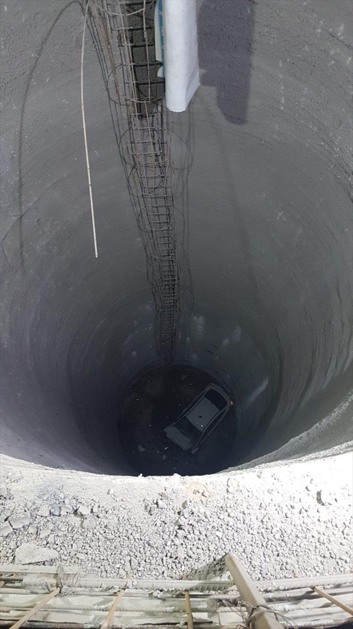 GÜNCELLEME - İzmir'de otomobil metro inşaatındaki 25 metrelik boşluğa düştü: 1 ölü, 1 yaralı G2