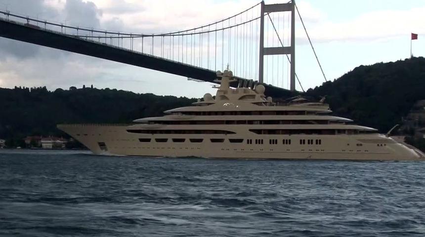 Değeri dudak uçuklattı! 'Dilbar' İstanbul Boğazı'ndan geçti