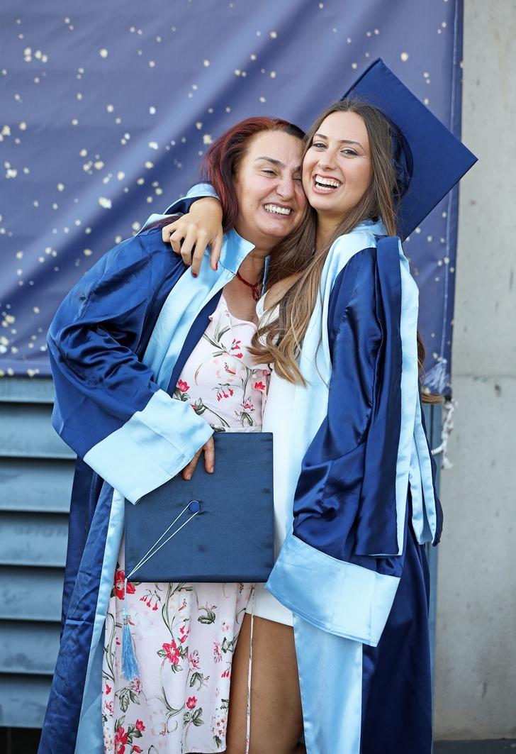 Kızıyla okuduğu üniversiteden birincilikle mezun oldu! G1