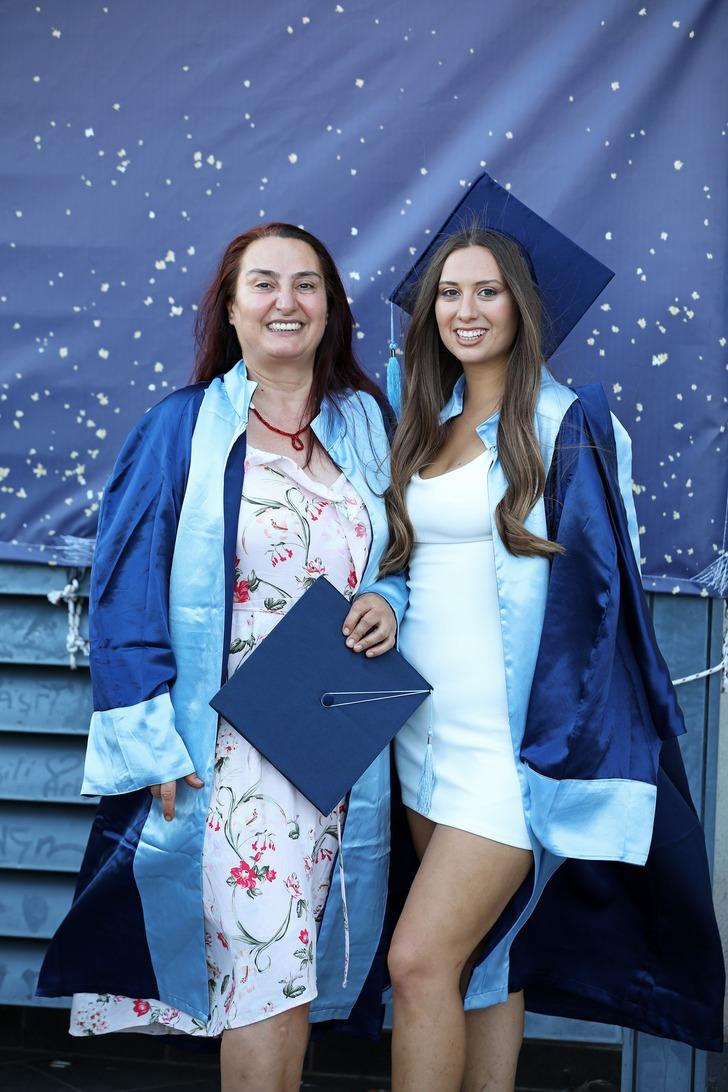 Kızıyla okuduğu üniversiteden birincilikle mezun oldu! G4