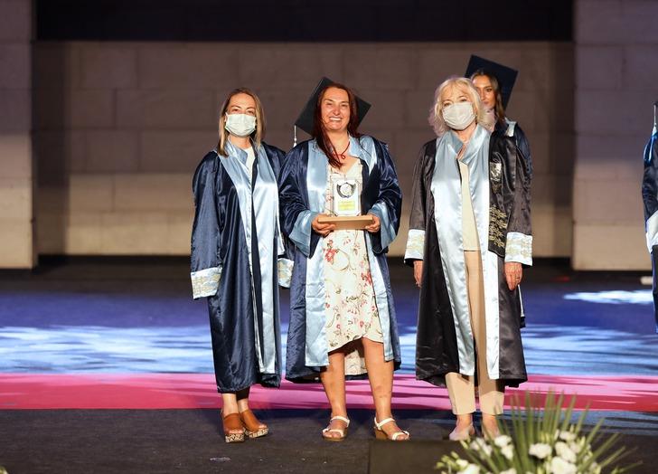 Kızıyla okuduğu üniversiteden birincilikle mezun oldu! G2