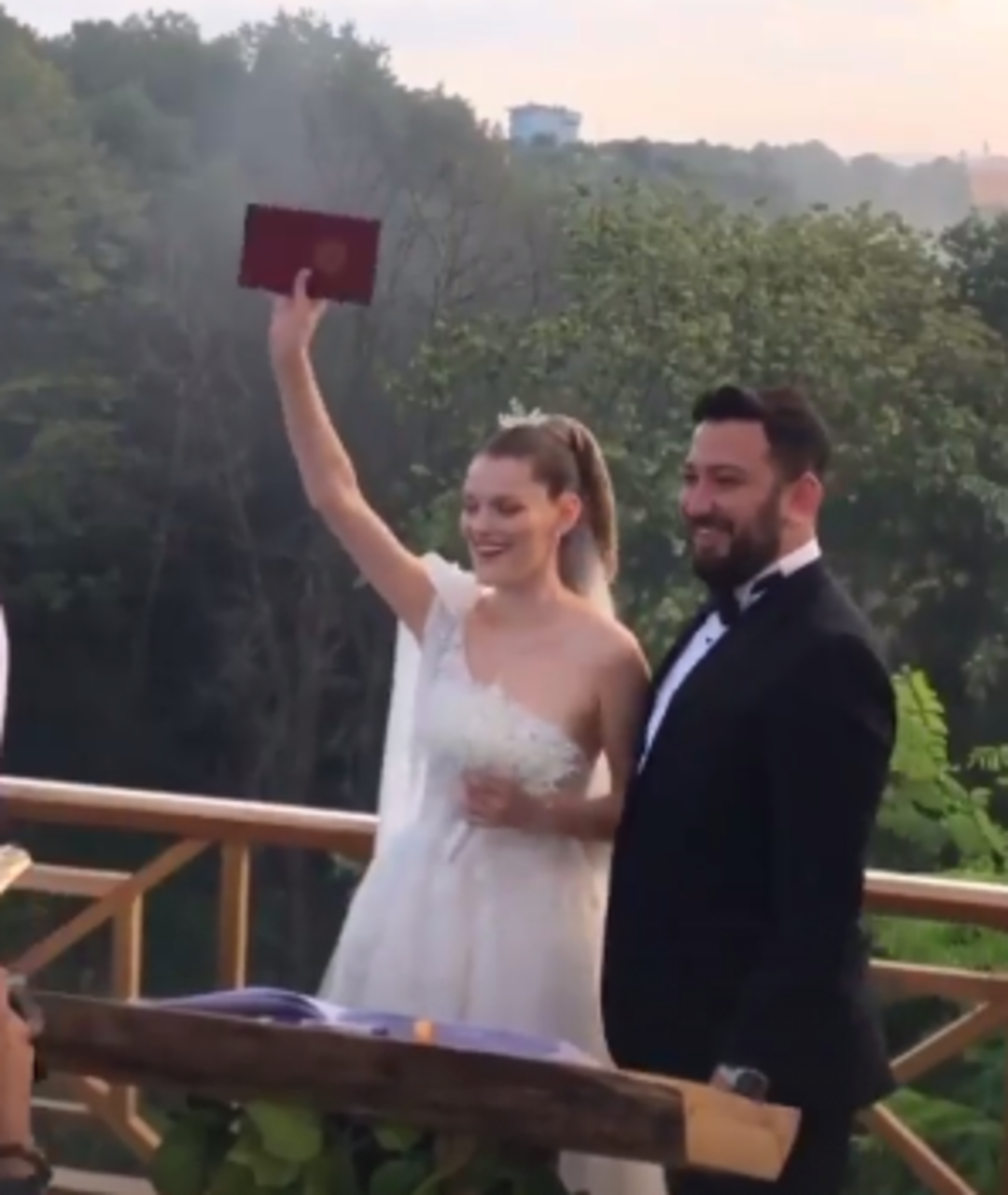 G&ouml;zde T&uuml;rker kimdir? G&ouml;zde T&uuml;rker ka&ccedil; yaşında? Kardeşlerim dizisinin Harika&rsquo;sı evlendi! 