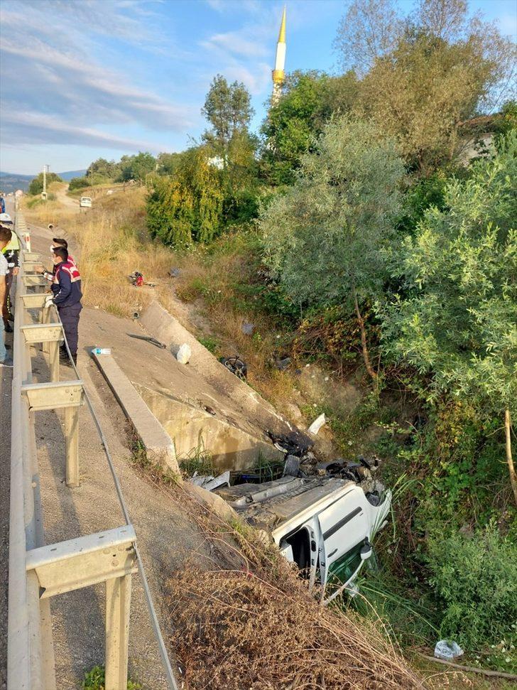 Samsun'da hafif ticari araç menfeze çarpıp devrildi: 3 ölü, 2 yaralı G1