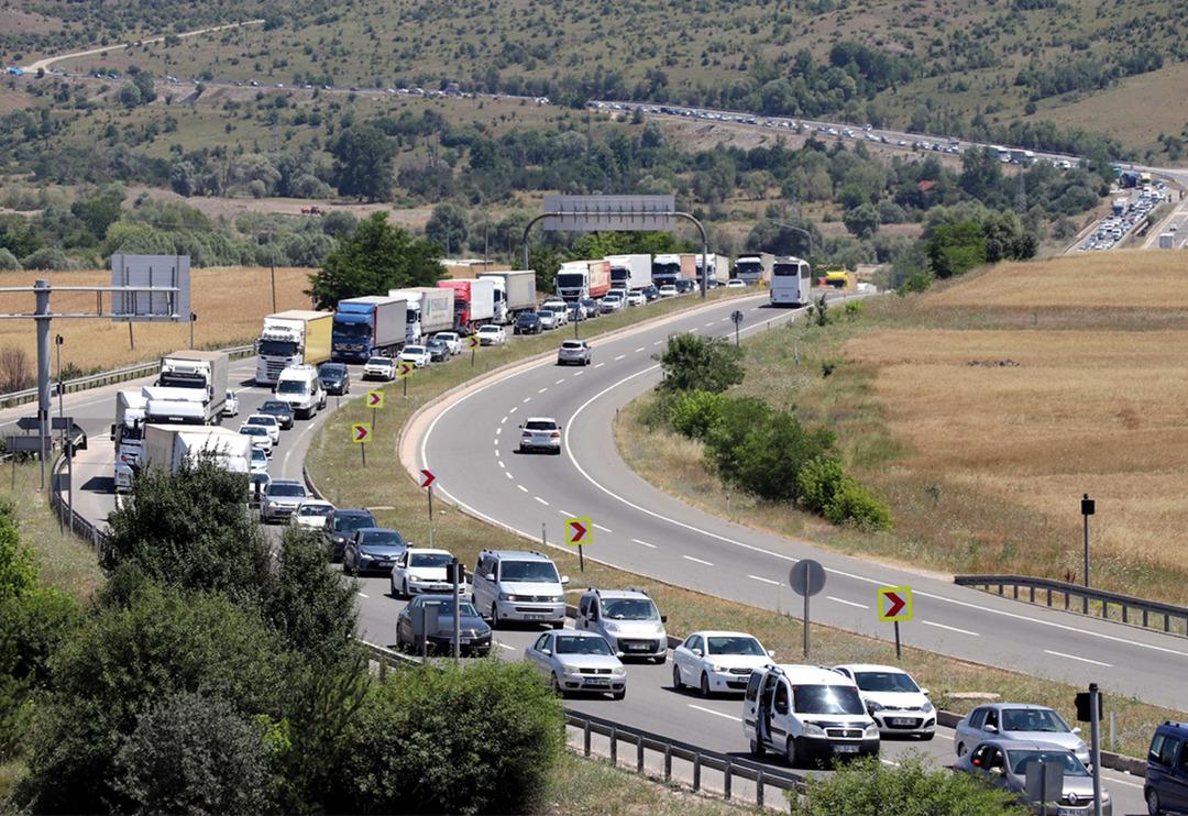 Bayram tatilinin son g&uuml;n&uuml;nde d&ouml;n&uuml;ş yoğunluğu! Sonu g&ouml;r&uuml;nm&uuml;yor