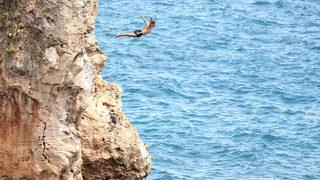 Konyaaltı Sahili'nde yürekleri ağza getiren anlar! Dünyaca ünlü falezlere iple tırmandılar