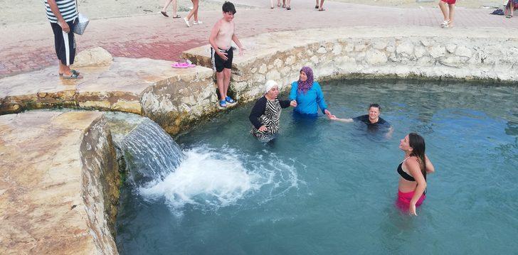 Ününü duyan Demre'deki kükürtlü su havuzuna koşuyor! 1 dakika zor dayanabiliyorlar G1