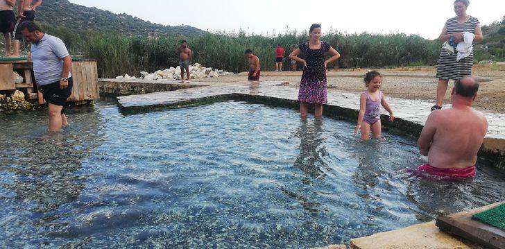 Ününü duyan Demre'deki kükürtlü su havuzuna koşuyor! 1 dakika zor dayanabiliyorlar G2