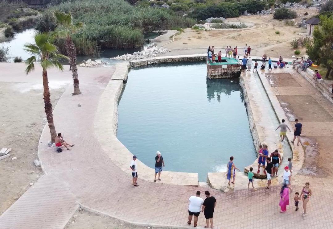 &Uuml;n&uuml;n&uuml; duyan Demre'deki k&uuml;k&uuml;rtl&uuml; su havuzuna koşuyor! 1 dakika zor dayanabiliyorlar