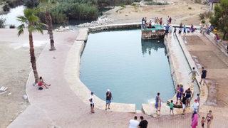 Ününü duyan Demre'deki kükürtlü su havuzuna koşuyor! 1 dakika zor dayanabiliyorlar