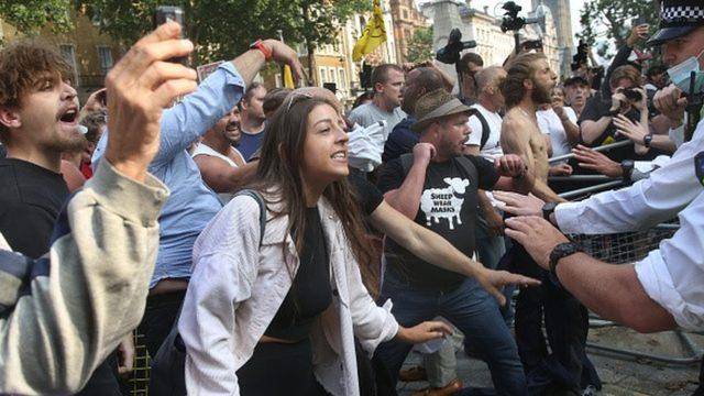 Avrupa ve Avustralya da aşı ve koronavir&uuml;s &ouml;nlemleri karşıtları protesto g&ouml;sterileri d&uuml;zenledi 1
