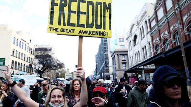 Avrupa ve Avustralya da aşı ve koronavir&uuml;s &ouml;nlemleri karşıtları protesto g&ouml;sterileri d&uuml;zenledi 3