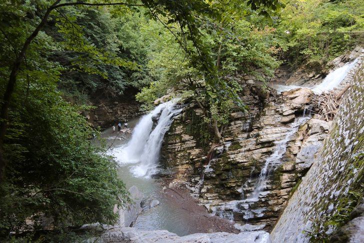 Sakarya'daki Maden Deresi ve Şelalesi bayramda ziyaretçi akınına uğradı G3