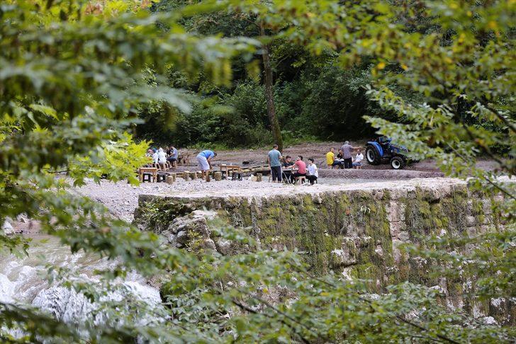 Sakarya'daki Maden Deresi ve Şelalesi bayramda ziyaretçi akınına uğradı G4