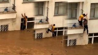 Selde mahsur kalan çift ipe tırmanarak kurtulmuş! Filmleri aratmayan anlar