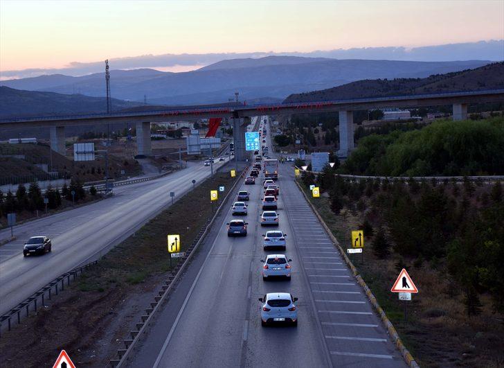 "Kilit kavşak" Kırıkkale'de bayram tatilinin son gününde yoğunluk devam ediyor G2