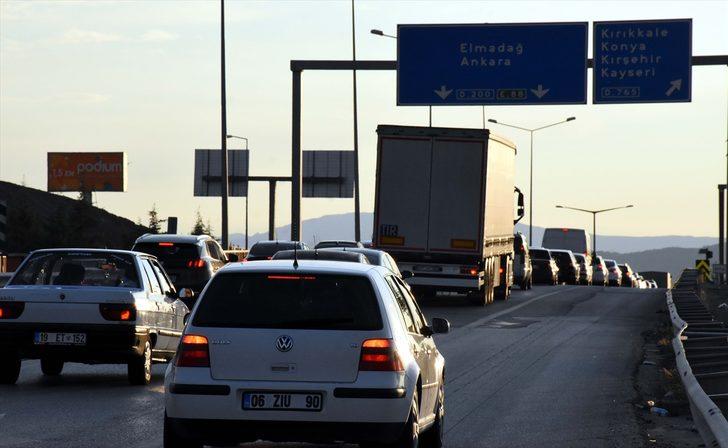 "Kilit kavşak" Kırıkkale'de bayram tatilinin son gününde yoğunluk devam ediyor G4
