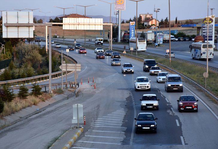 "Kilit kavşak" Kırıkkale'de bayram tatilinin son gününde yoğunluk devam ediyor G5