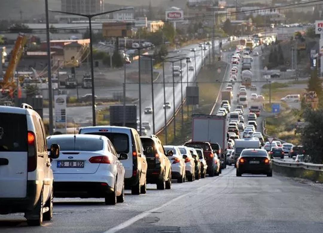 "Kilit kavşak" Kırıkkale'de bayram tatilinin son g&uuml;n&uuml;nde yoğunluk devam ediyor