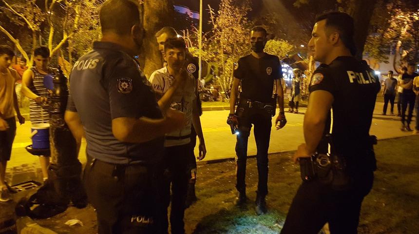 ’Ayağını üst üste atma’ kavgası: 2 yaralı