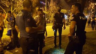 ’Ayağını üst üste atma’ kavgası: 2 yaralı
