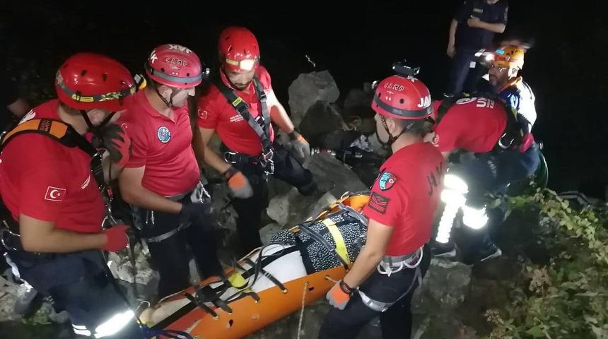 Otomobil, 200 metrelik uçuruma yuvarlandı! Cansız bedeni 5 saatlik çalışmayla çıkarıldı