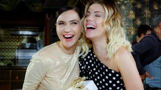 Yasak Elma'nın oyuncuları Şevval Sam ile Eda Ece aynı sahnede buluştu