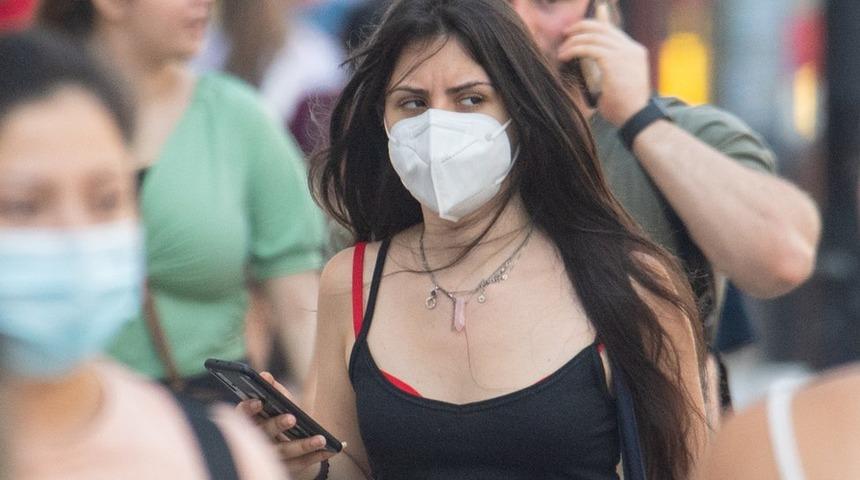 Covid-19: İngiltere&rsquo;de vaka sayıları Şubat&rsquo;tan bu yana ilk kez 5 g&uuml;n &uuml;st &uuml;ste d&uuml;ş&uuml;ş kaydetti