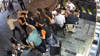Taksim'de meydan kavgası! Yan masadaki kadınlara laf atınca ortalık karıştı